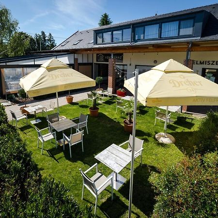 Pipacs Panir & Grill Garden Vendeghaz Hotel Győrújbarát Екстериор снимка