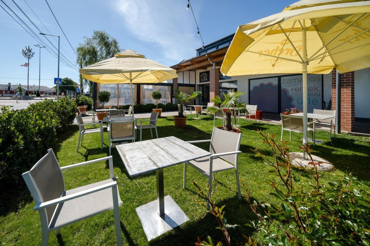 Pipacs Panir & Grill Garden Vendeghaz Hotel Győrújbarát Екстериор снимка