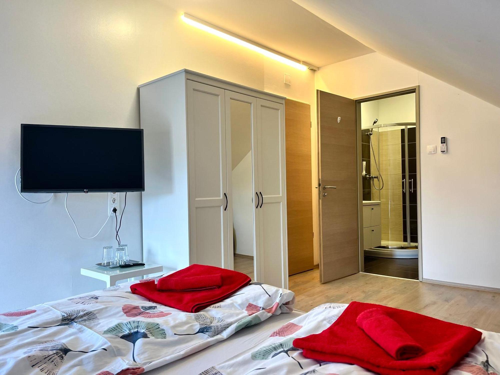 Pipacs Panir & Grill Garden Vendeghaz Hotel Győrújbarát Екстериор снимка