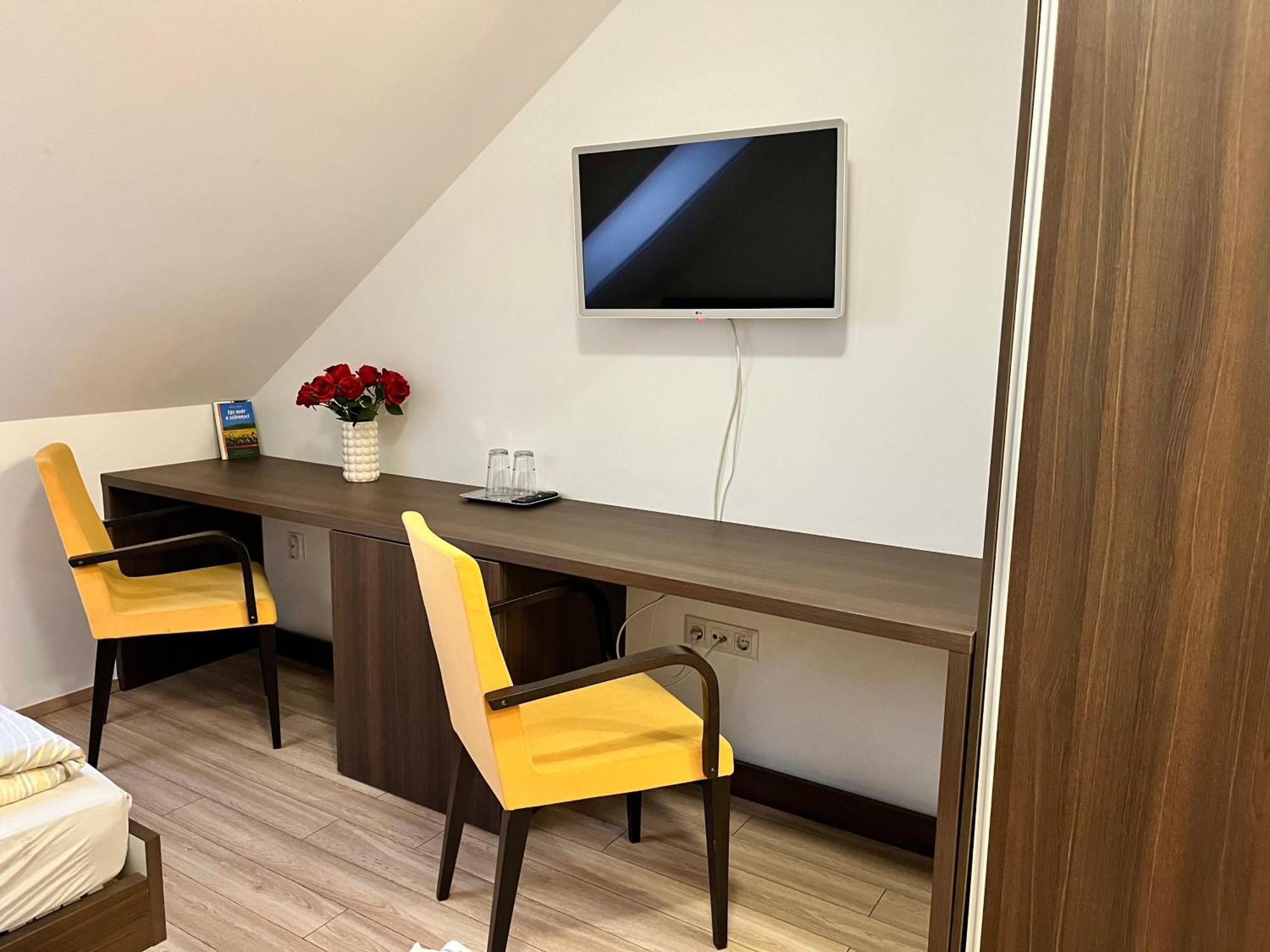 Pipacs Panir & Grill Garden Vendeghaz Hotel Győrújbarát Екстериор снимка