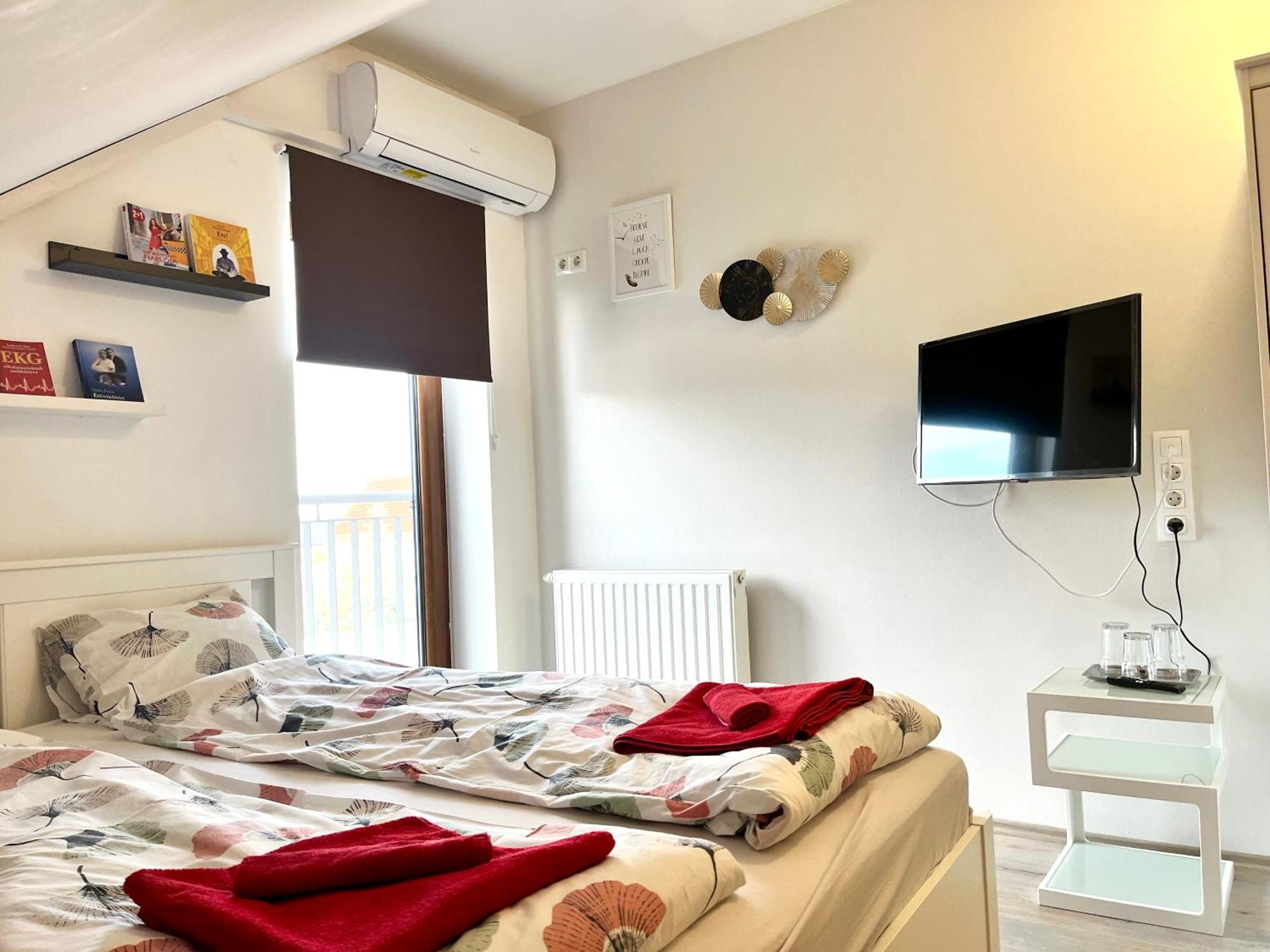 Pipacs Panir & Grill Garden Vendeghaz Hotel Győrújbarát Екстериор снимка